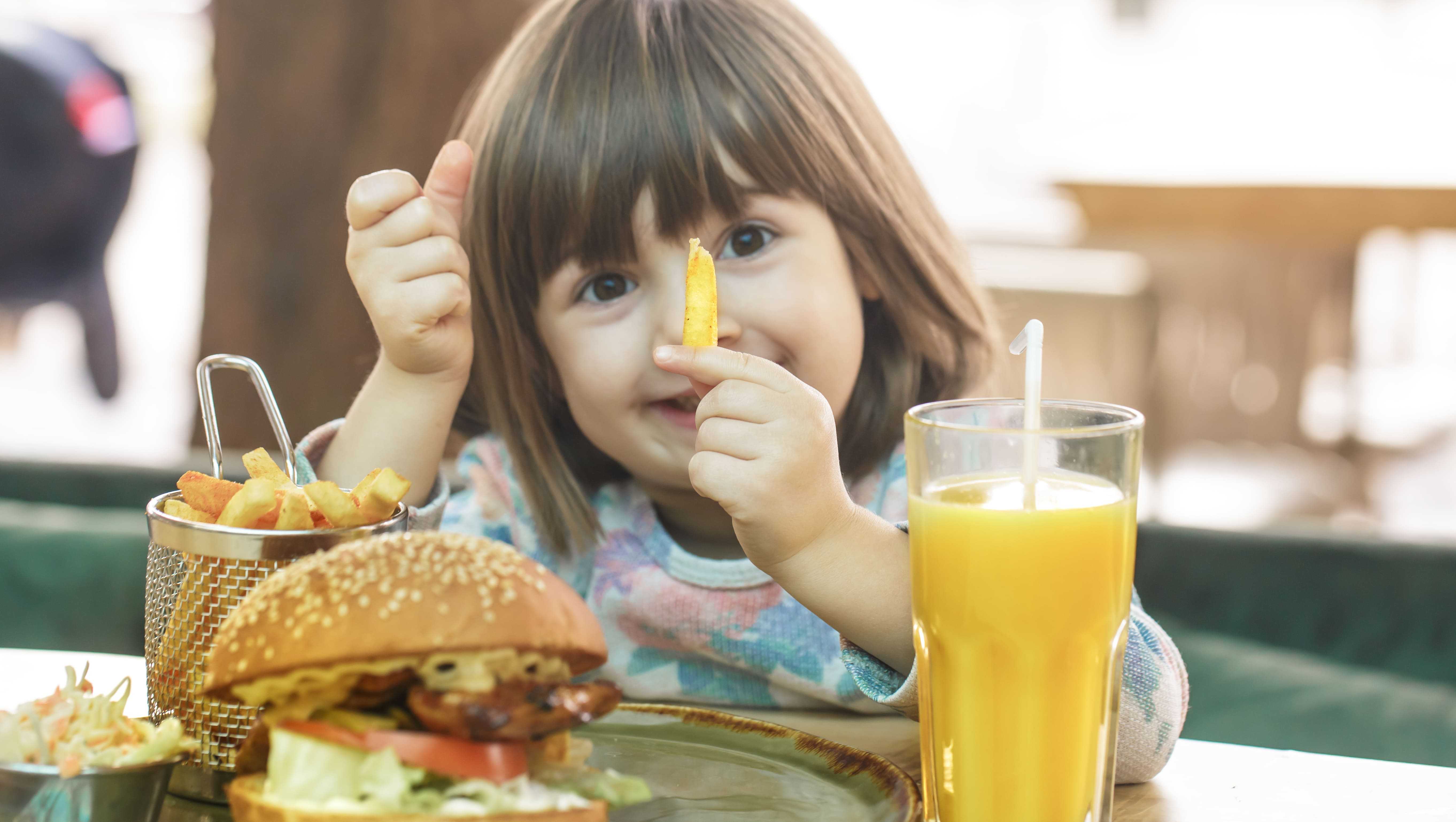 Yuk Moms, Jauhkan Anak-anak dari Bahaya Tersembunyi Makanan Ultra-Olah